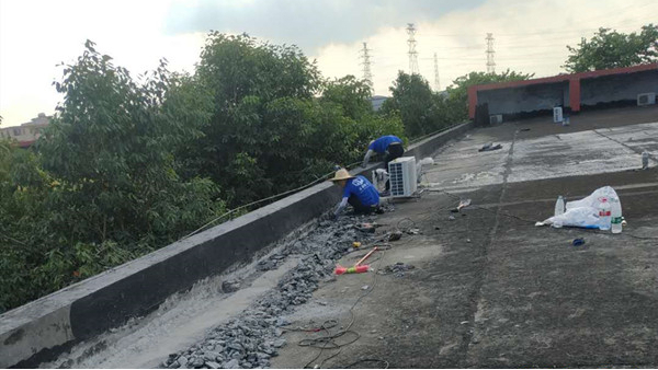 广州专业防水老师傅支招楼顶防水补漏方法_屋顶漏水可以采取这种方式