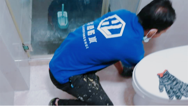 卫生间排水管漏水怎么处理_排污管漏水维修_广州家庭防水补漏